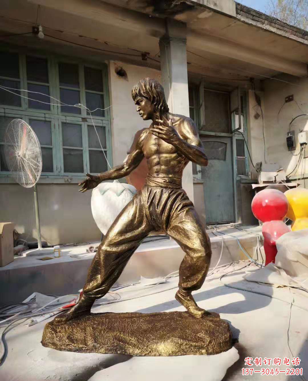 黄冈铜像传奇——李小龙雕塑