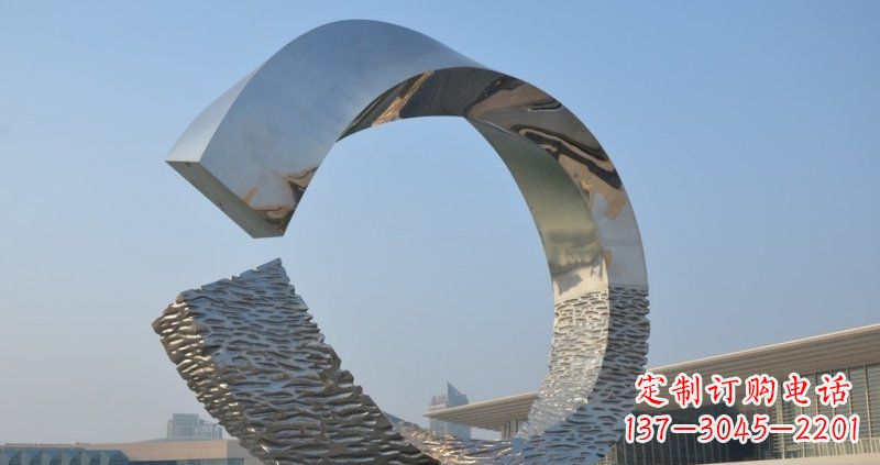 黄冈环绕城市的不锈钢圆环雕塑