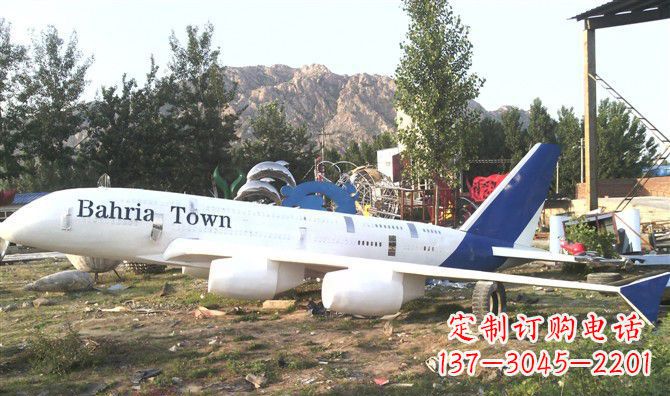 黄冈静静躺在大地上的不锈钢飞机雕塑