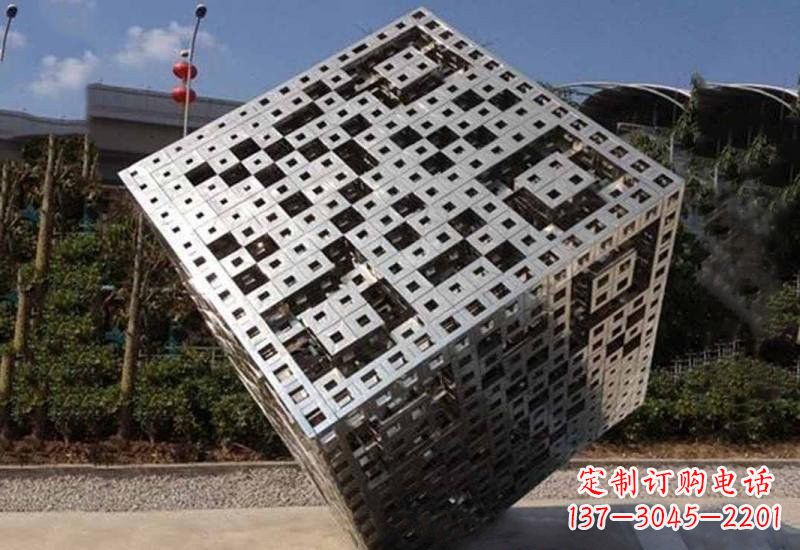 黄冈不锈钢广场上的魔方雕塑