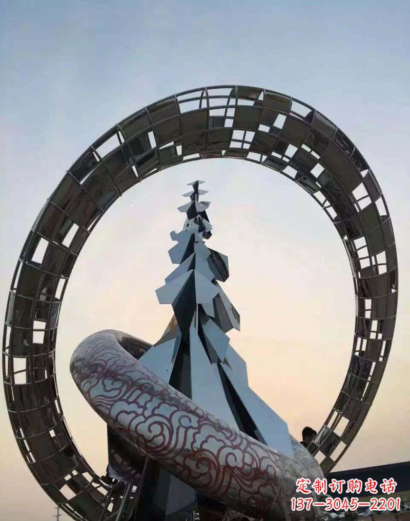 黄冈不锈钢广场上的松树雕塑