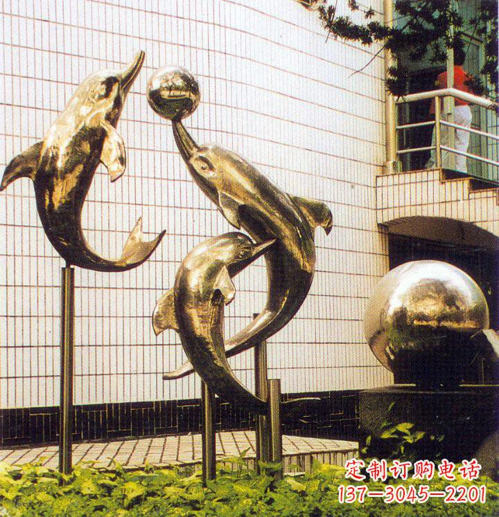 黄冈海豚跃动的校园雕塑