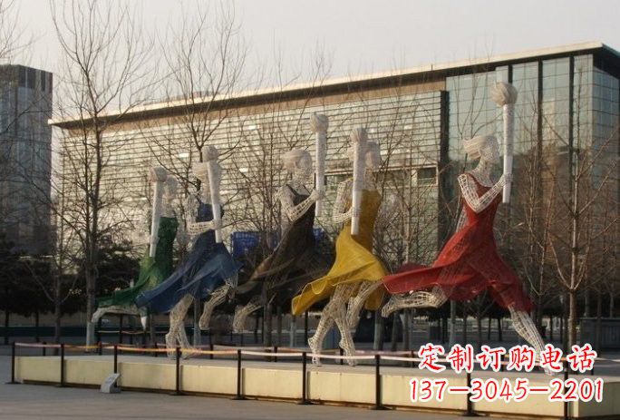 黄冈不锈钢火炬手雕塑象征着永恒的精神