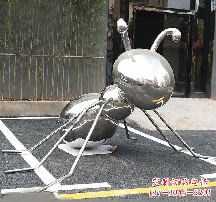 黄冈不锈钢蚂蚁雕塑象征着勤劳与坚毅