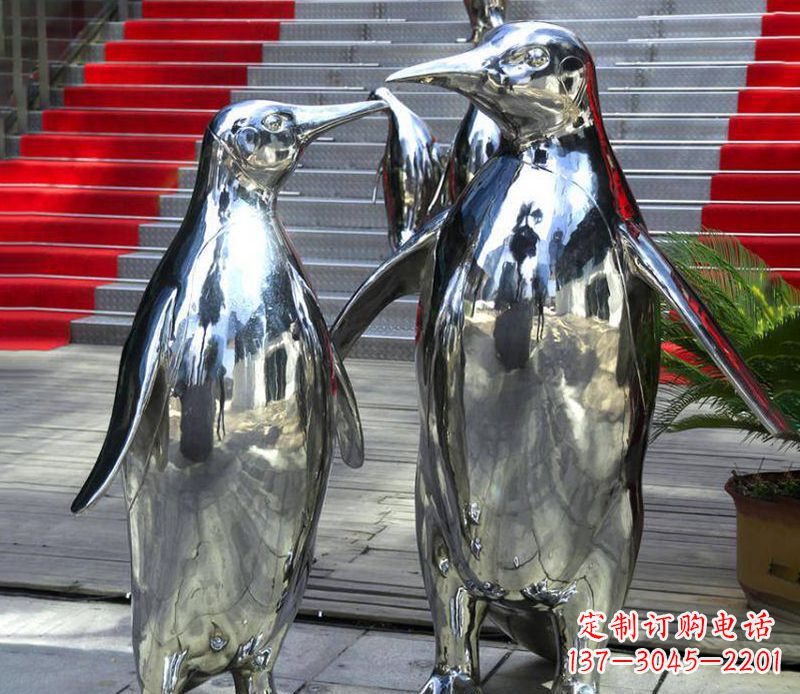 黄冈不锈钢企鹅雕塑传递着浓浓爱意