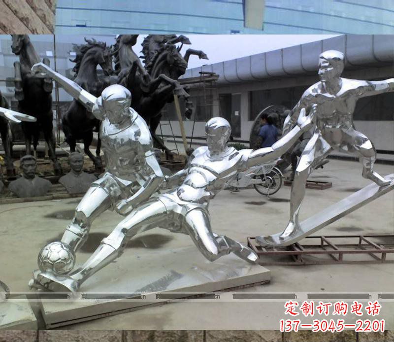 黄冈玩足球的不锈钢雕塑