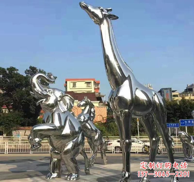 黄冈长颈鹿雕塑精美而优雅