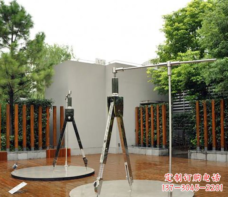 黄冈以不锈钢精雕细琢的圆规雕塑