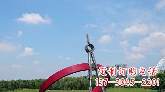 黄冈不锈钢圆规雕塑环绕着美景