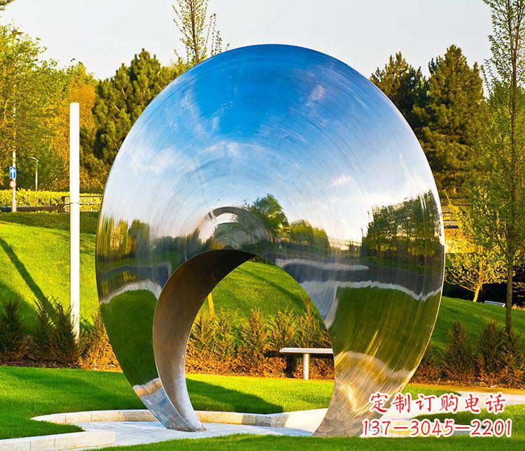 黄冈环环相扣的圆环雕塑