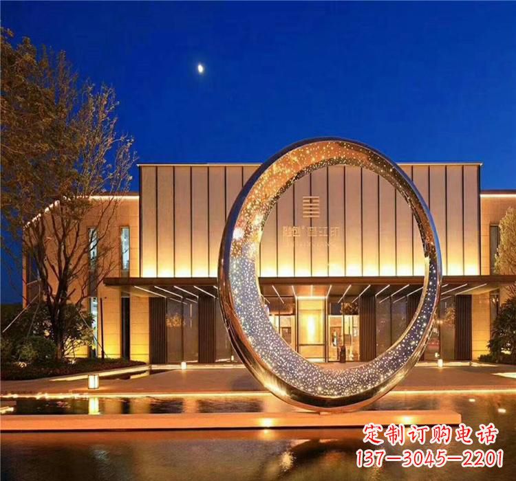 黄冈不锈钢圆环雕塑给空间增添无限美感