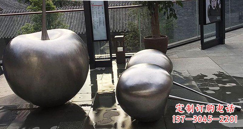 黄冈樱桃雕塑点缀步行街美丽景观