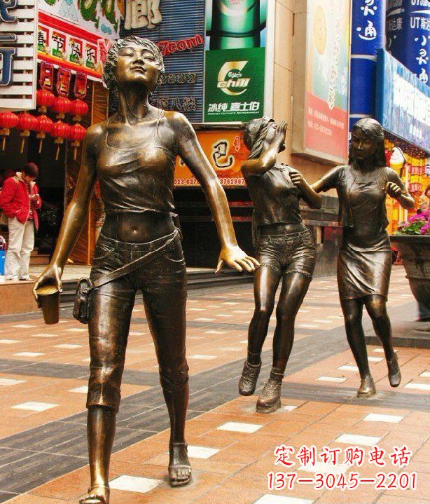 黄冈步行街逛街的女孩以铜雕的形式永久保存