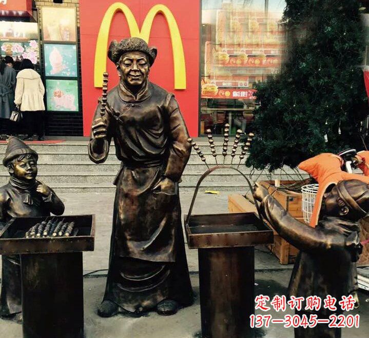 黄冈步行街上的糖葫芦铜雕