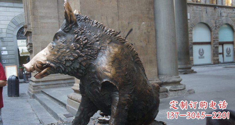 黄冈野猪雕塑给步行街带来美丽风景