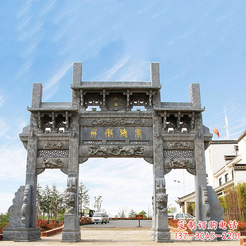 黄冈城市园林中精美的牌坊雕塑