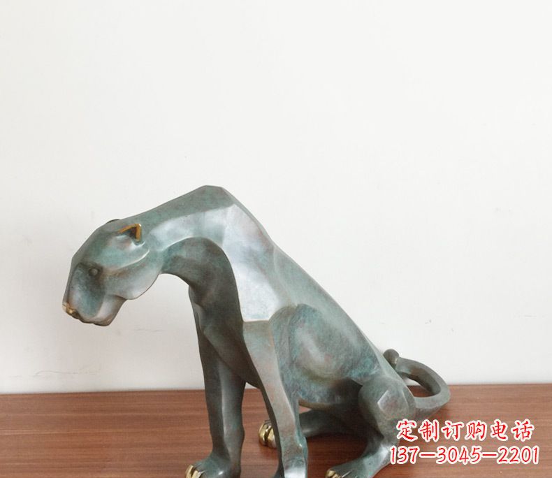 黄冈绚丽多彩的豹子动物铜雕