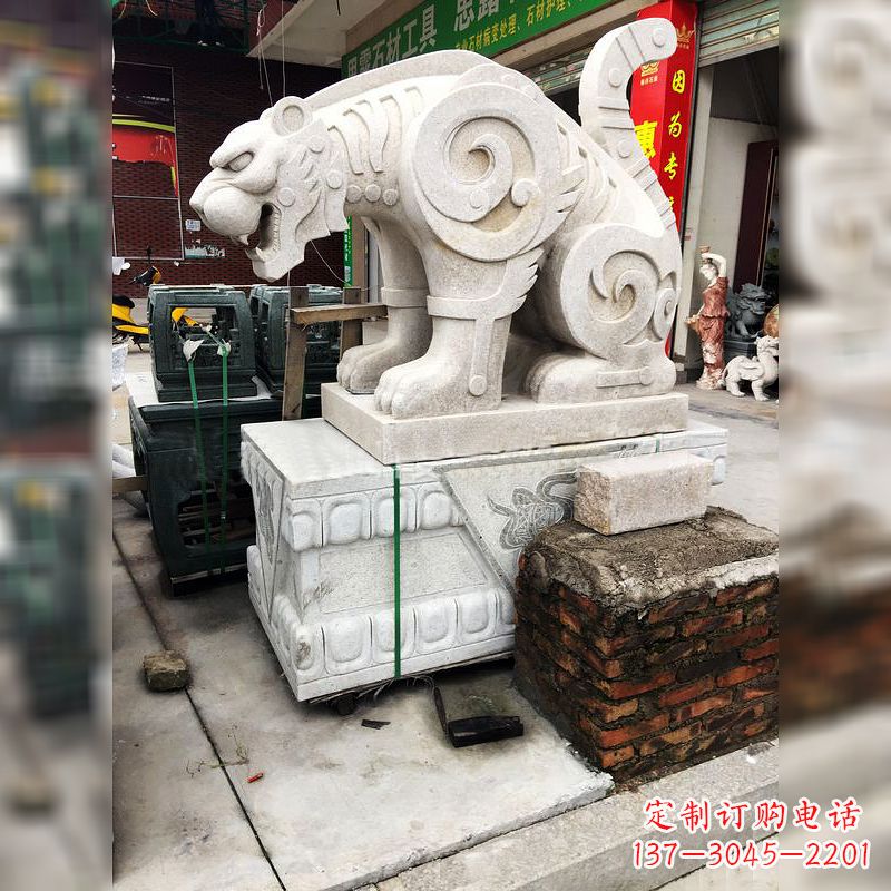 黄冈大理石广场大门上的精美豹子雕塑