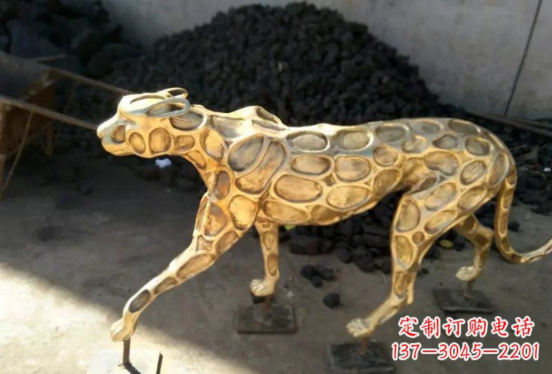 黄冈青铜豹雕塑象征着非凡力量与威严