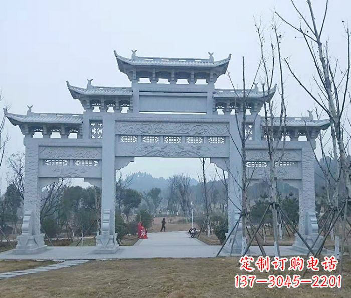 黄冈村口三门石雕牌楼古朴华丽