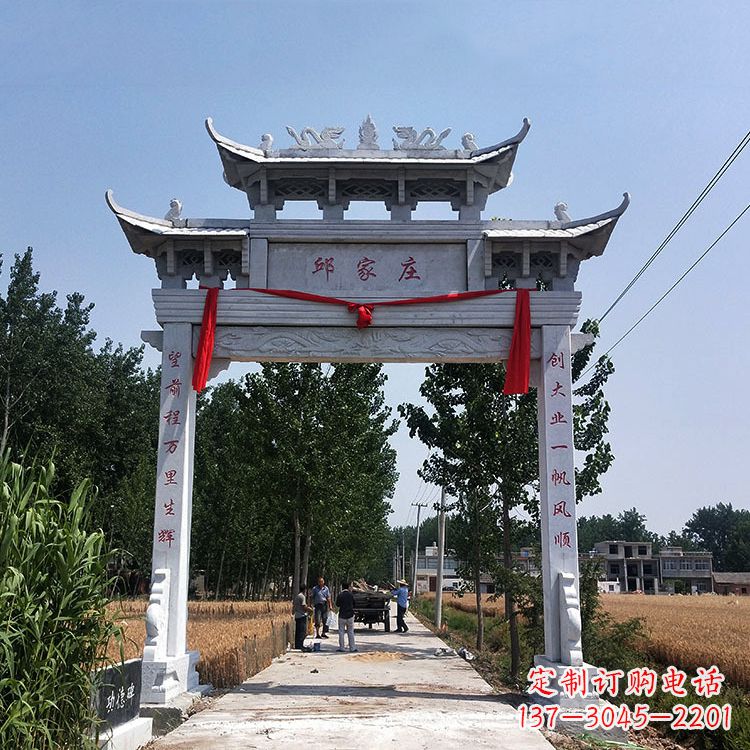 黄冈古村落中的石牌坊雕塑