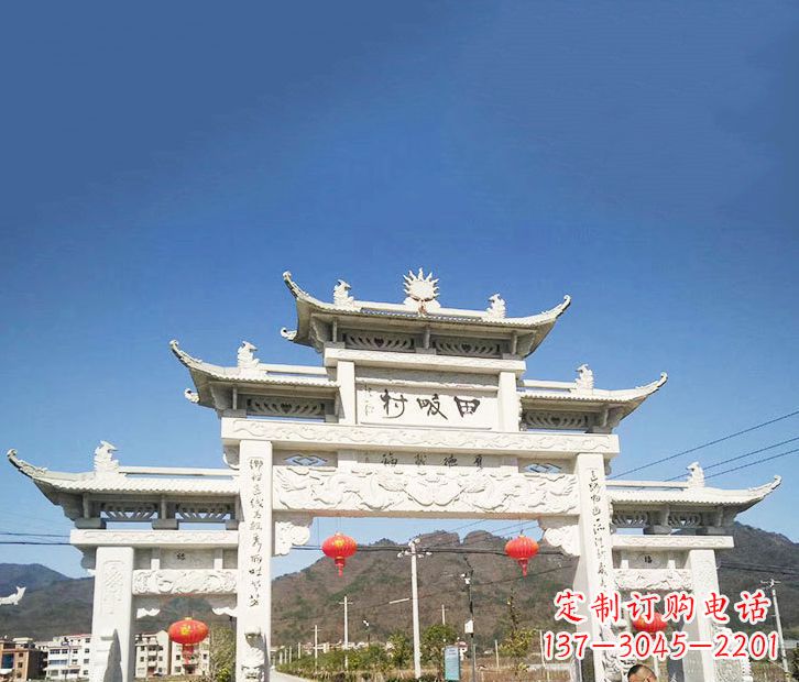 黄冈村庄的牌坊雕塑
