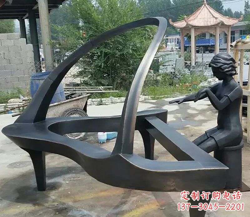 黄冈弹钢琴广场抽象铜雕
