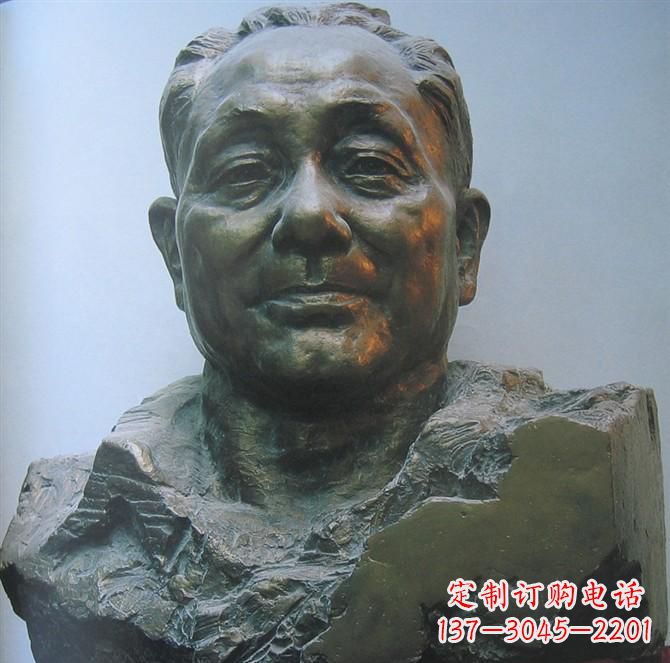 黄冈邓小平名人胸像铜雕，传承英雄精神