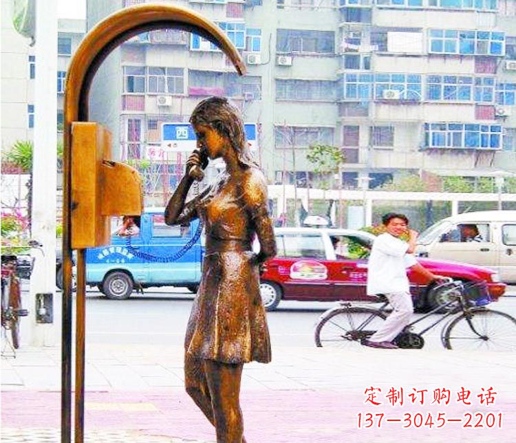 黄冈电话亭打电话的女孩铜雕