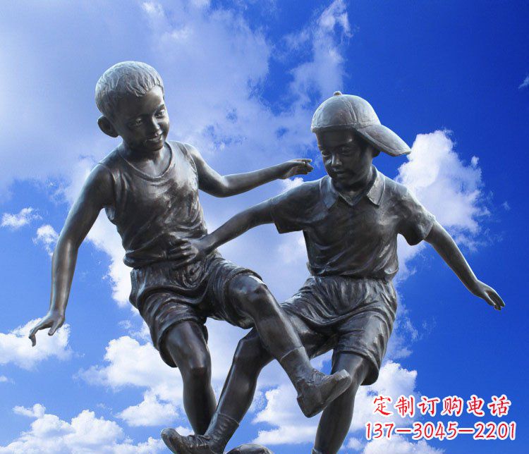 黄冈校园玻璃钢仿铜儿童踢球景观雕塑