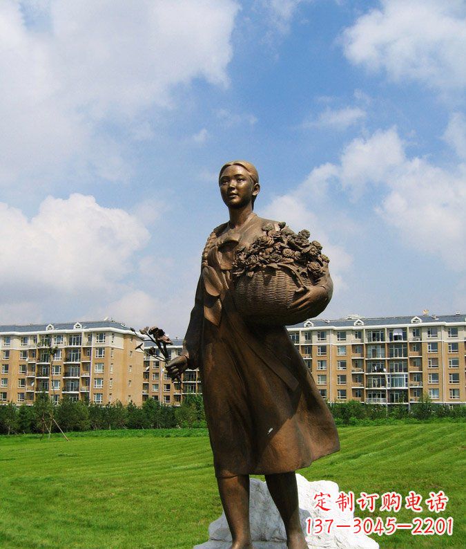 黄冈传统精美少数民族雕塑——抱花篮的少数民族女孩