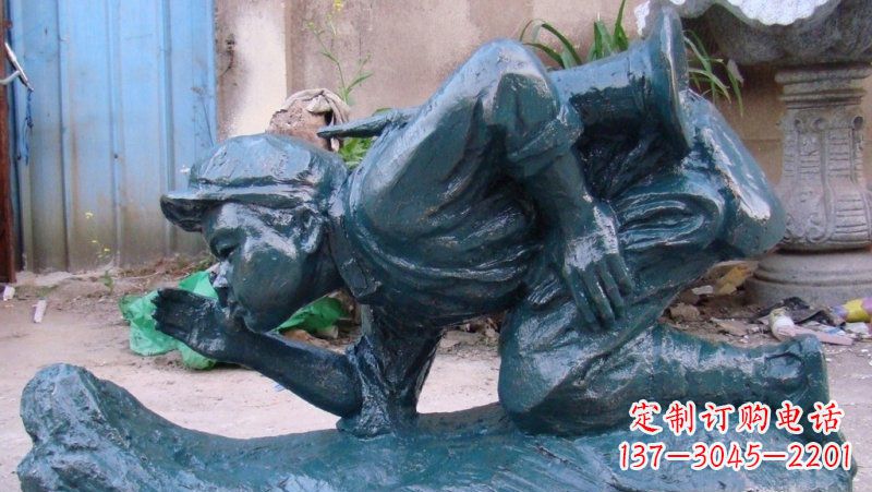 黄冈传统文化符号——小红军冲锋号雕塑