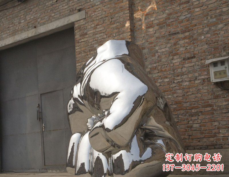 黄冈冰冷威力,让精神抖动的不锈钢拳头雕塑