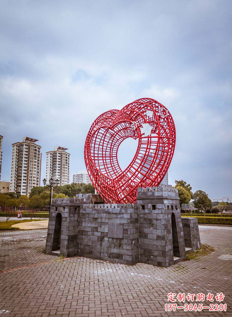黄冈拥抱和平的心以心型和平鸽雕塑传递心意