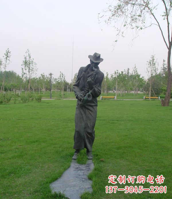 黄冈公园吹萨克斯人物铜雕
