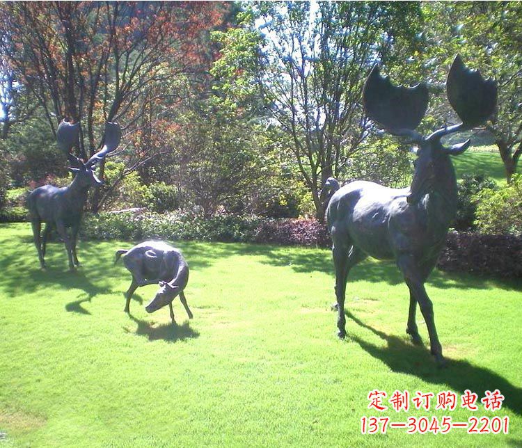 黄冈以传统工艺铸造大角鹿铜雕