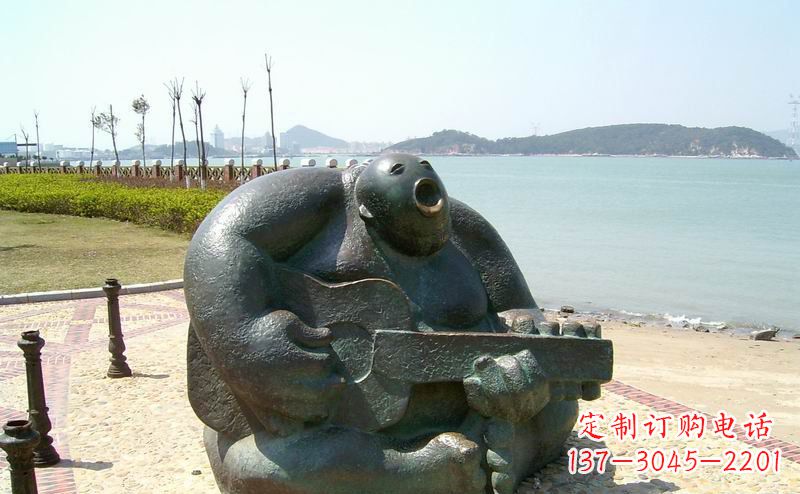 黄冈音乐驻足,公园弹吉他铜雕