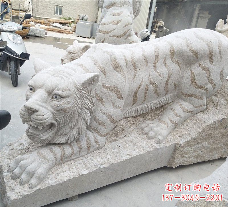 黄冈中领雕塑精美大型老虎石雕,精雕细琢展现雄壮气势