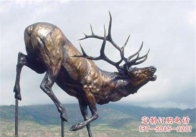 黄冈公园动物驯鹿铜雕