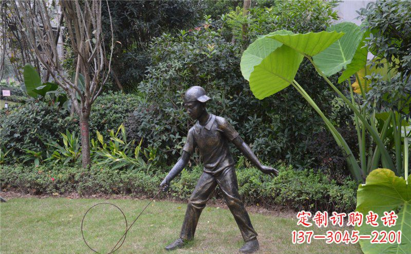 黄冈公园滚铁环的小男孩人物铜雕