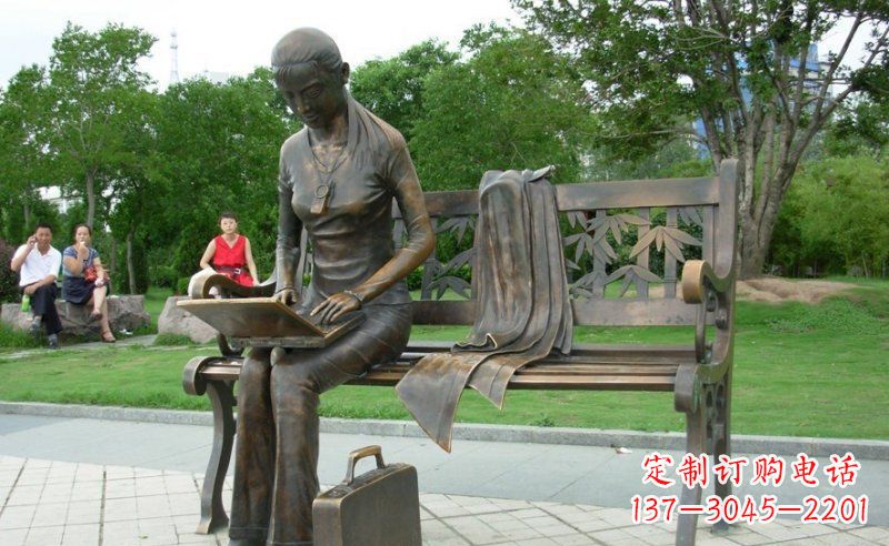 黄冈把童真雕刻在铜雕中——女孩雕塑