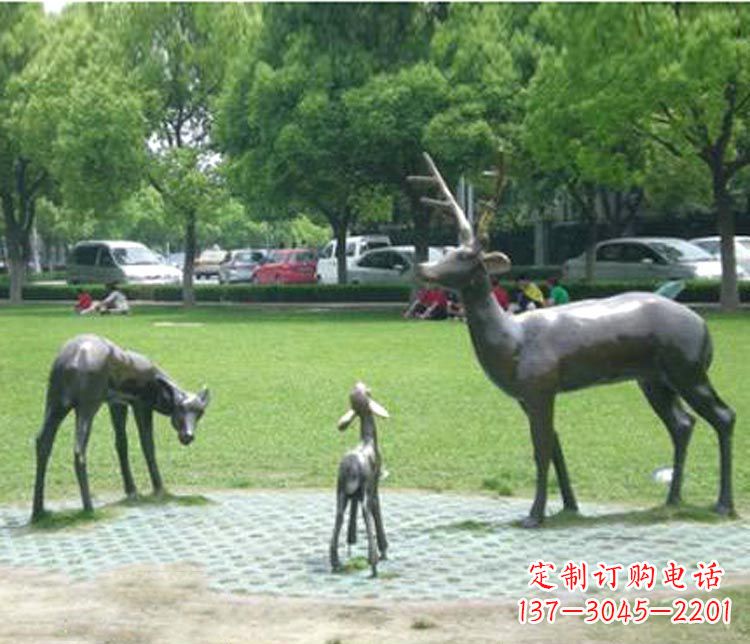 黄冈梦幻般的雕塑——梅花鹿一家三口铜雕