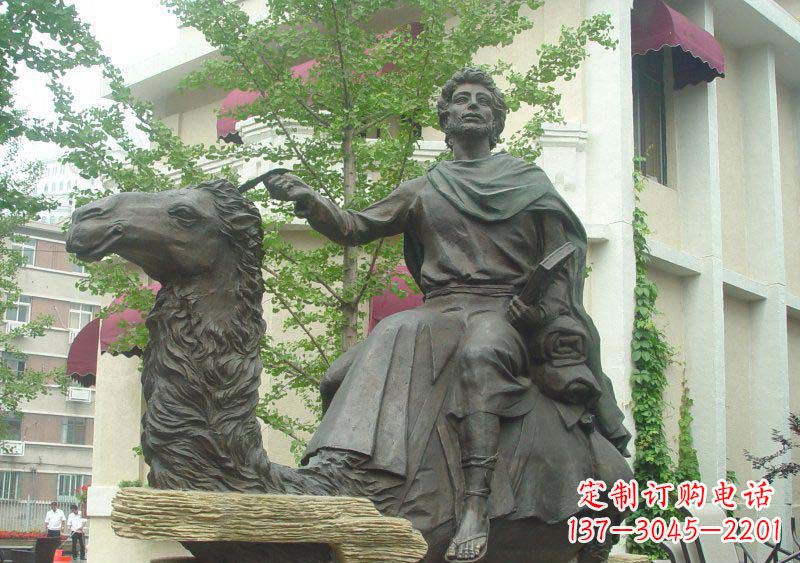 黄冈公园骑骆驼的西方人物景观铜雕