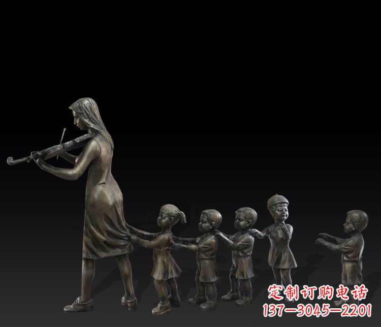黄冈公园人物老鹰捉小鸡铜雕