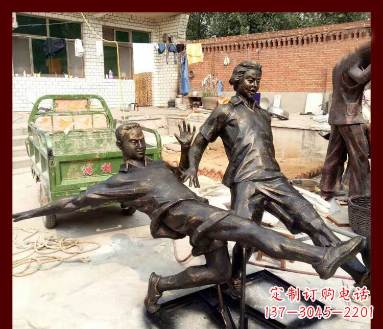 黄冈足球迷必备,象征性的足球雕塑