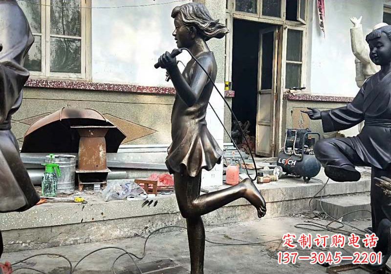 黄冈公园跳绳小女孩铜雕