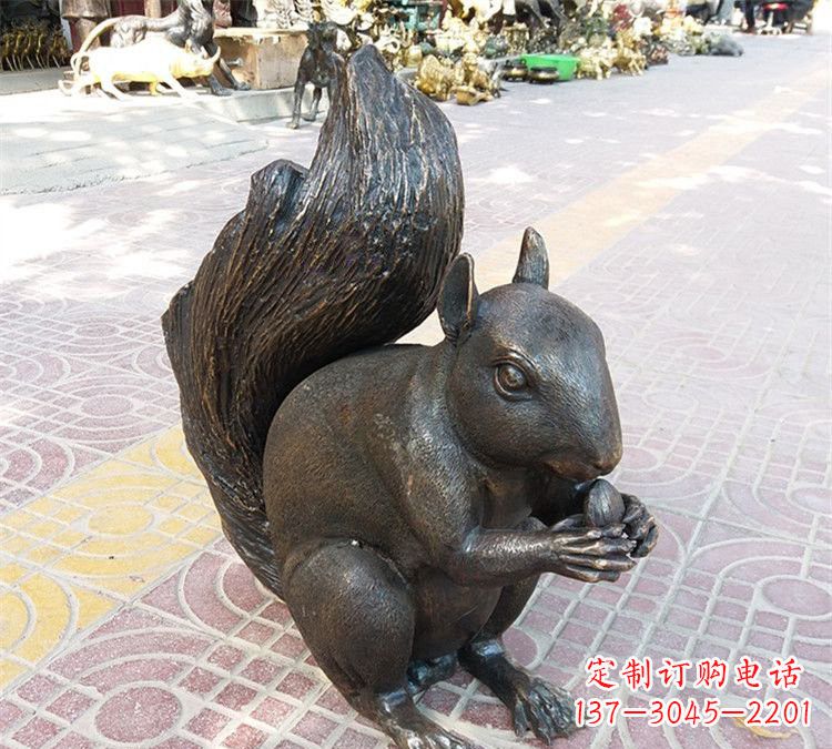 黄冈令人惊叹的松鼠铜雕塑