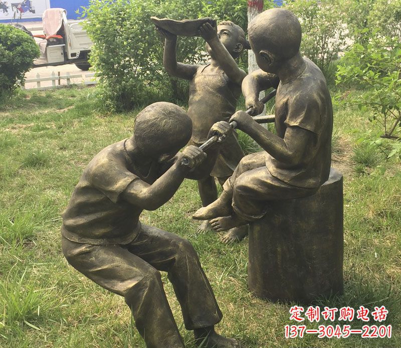 黄冈公园玩水的儿童铜雕
