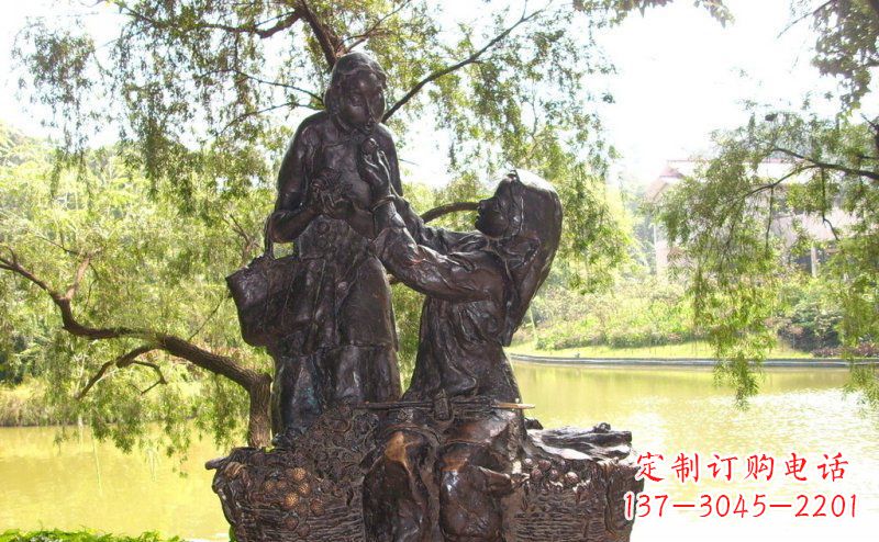 黄冈温馨铜雕公园里喂母亲吃荔枝的女孩