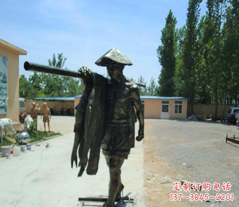 黄冈传承古老文化的渔民雕塑